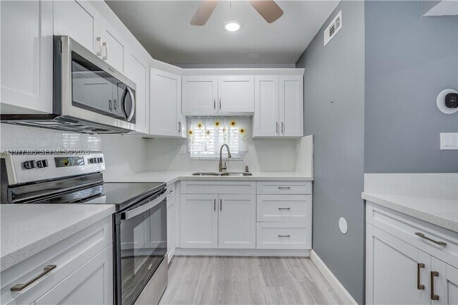 Photo - 681 S Hollybrook Dr Unit 305