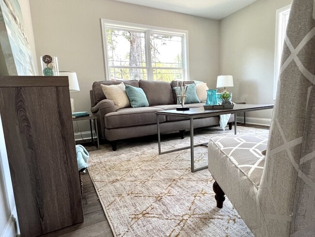 Building Photo - 634 Laundry St