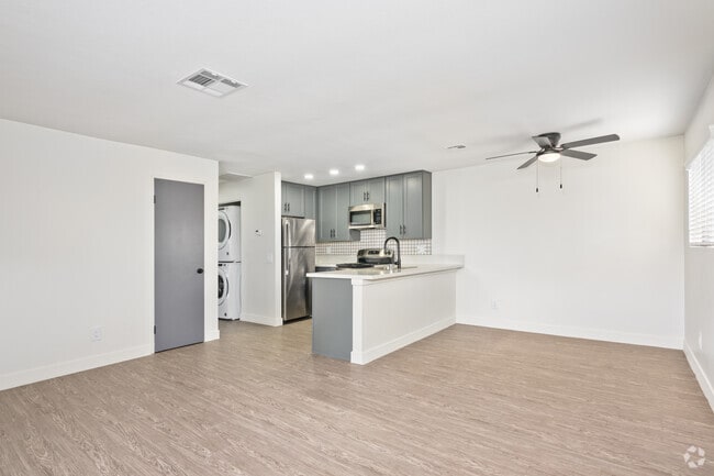 2 habitaciones, 2 baños, 800 pies cuadrados, sala de estar y comedor - Country Club Apartments