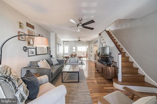 Entry / Living - 657 Gerhard St