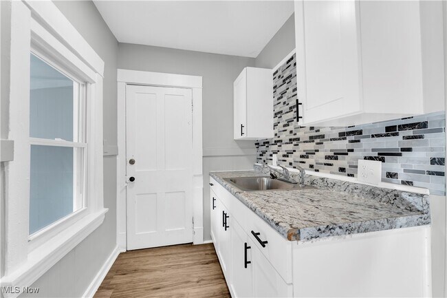 Building Photo - 3118 W 30th St Unit 2/UP