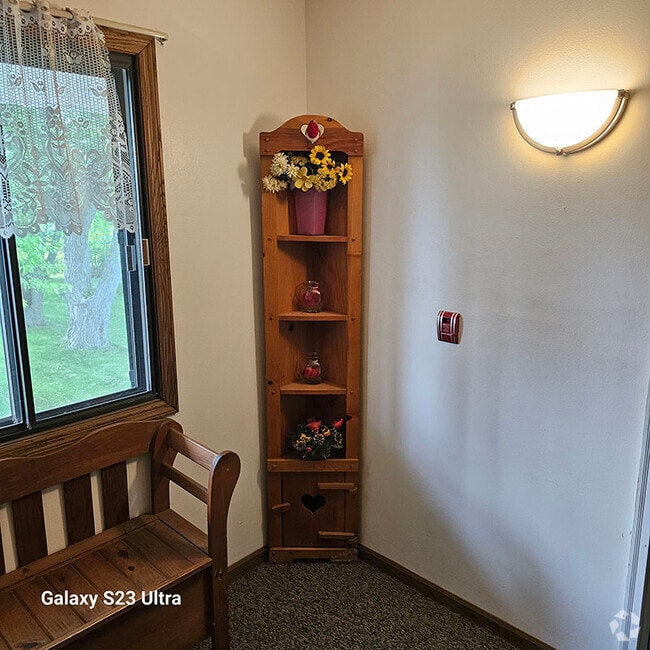 Building Photo - 1224 E Decorah Rd Unit #7 Rental