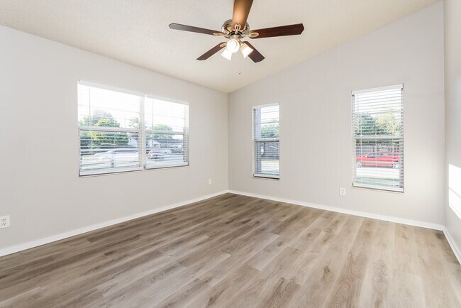 Photo - 620 Riverwoods Cir