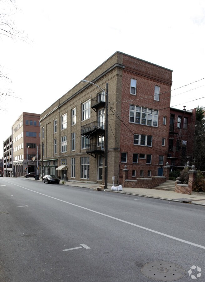 Photo - 1 E King St E