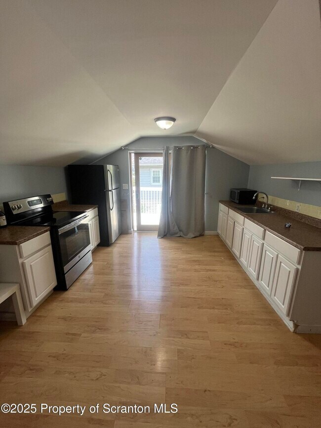 Building Photo - 535 Maple St Rental