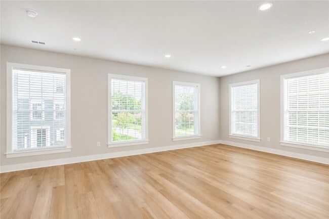 Photo - 701 Halcyon Ln