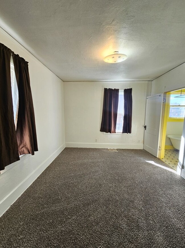 Photo - 4 Bedroom Home Located Downtown