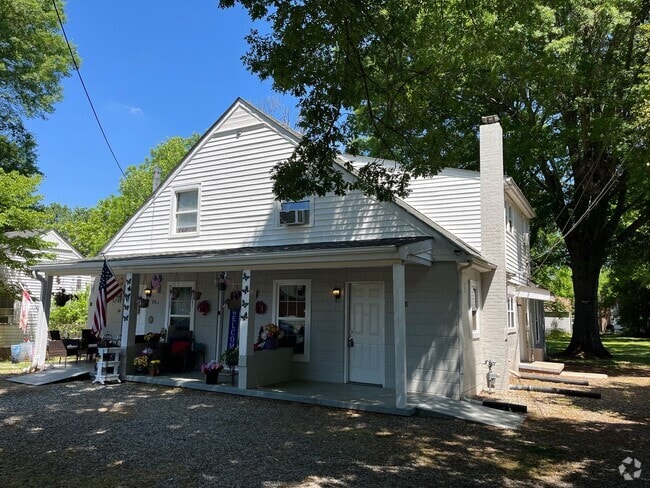 Building Photo - 1 Bedroom 1 Bathroom Triplex Rental
