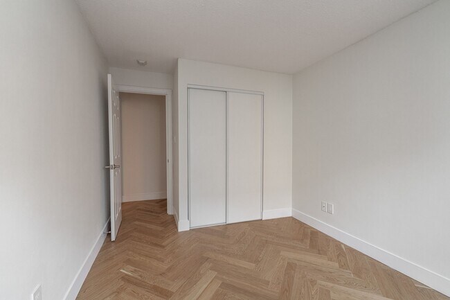 Photo - 3010 Queen St E