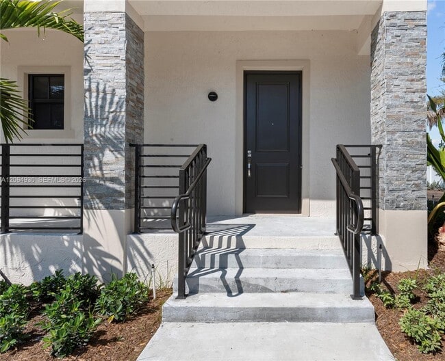 Building Photo - 5745 SW 44th Ct Unit 101