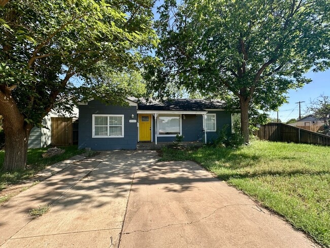 3 Bed/ 1 Bath with Large Backyard Available! - 3 Bed/ 1 Bath with Large Backyard Available! House