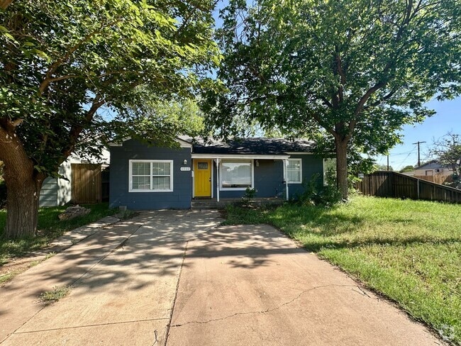 Building Photo - 3 Bed/ 1 Bath with Large Backyard Available! Rental