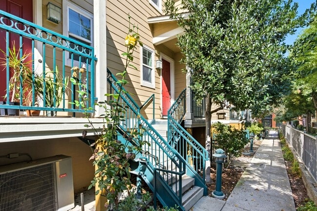 Building Photo - Stunning Townhome for Lease in the Heart o...