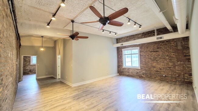 Building Photo - 2320 N Damen Ave