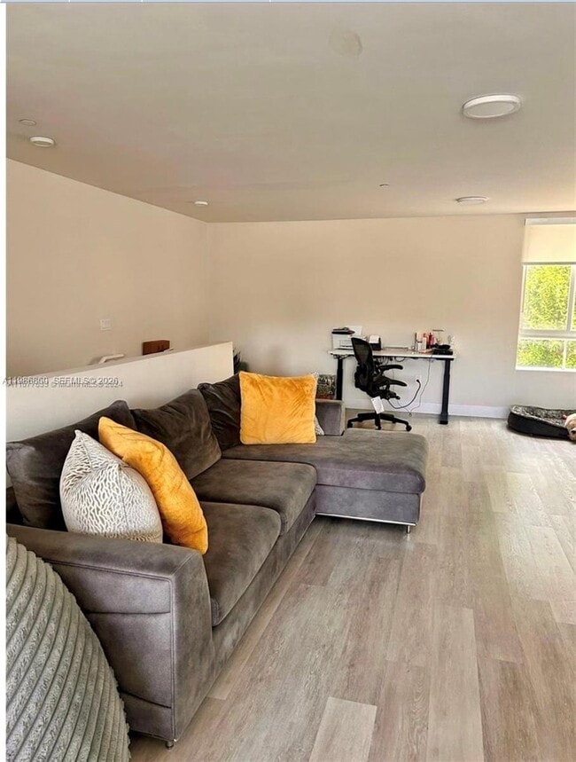 Building Photo - 2561 NE 193rd St Unit 1201