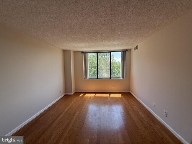 Photo - 5225 Pooks Hill Rd Unit 1011N