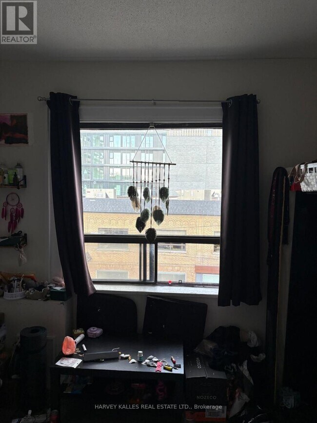 Photo - 930 St Clair Ave W
