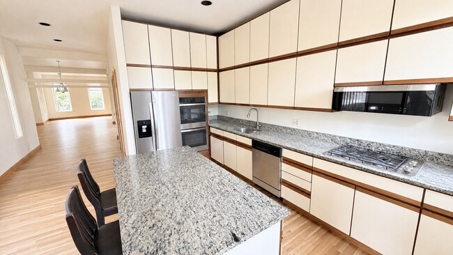 Photo - 534 W Dickens Ave