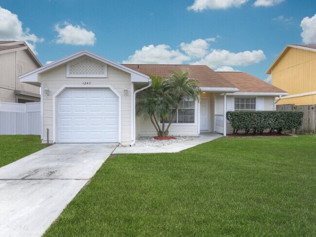 Building Photo - 1247 Holly Springs Cir