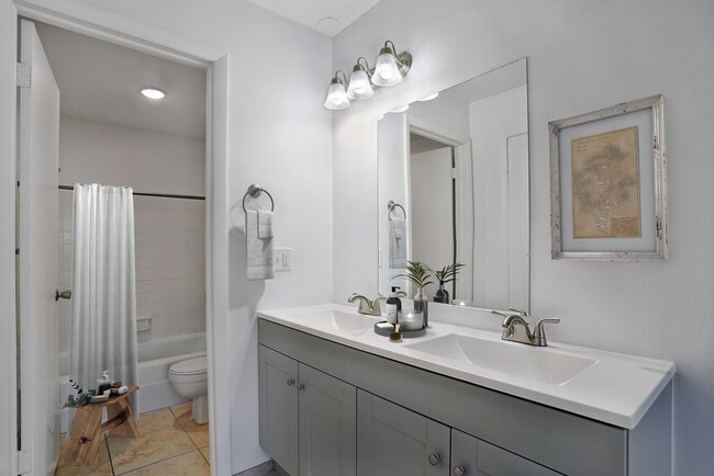 Photo - La Parisienne Apartments