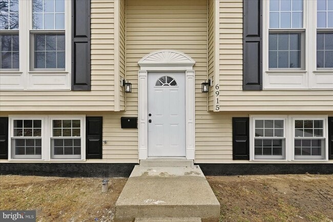 Photo - 6915 Adel St