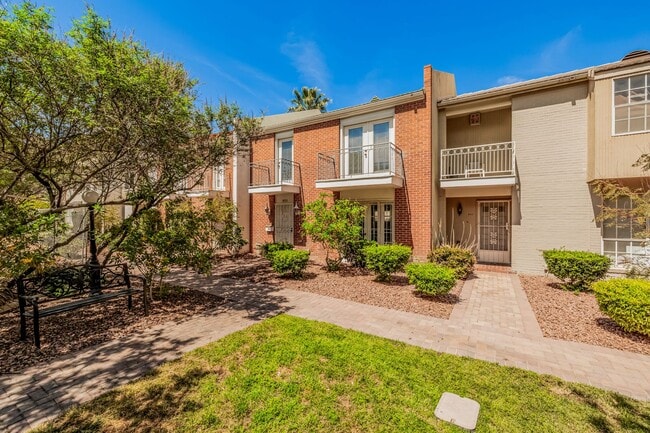 Photo - LVCC 3 BD 2.5 Ba Townhouse overlooking the golf course!  RECENTLY REFURBISHED with Beautiful upgr...