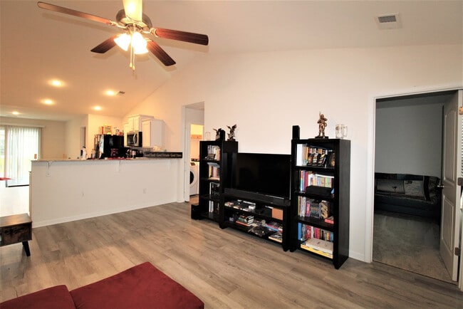 Photo - 445 Conifer St