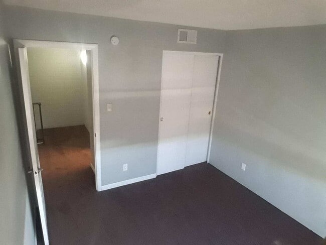 Fantastic 2 bedrooms and 1 bathroom Townhouse for Lease