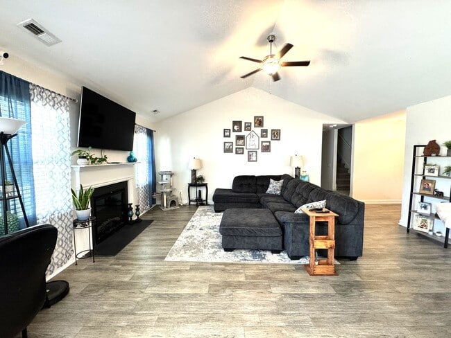 Photo - Beautiful home! Convenient to the city with all shopping!