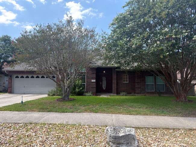 Building Photo - 3 bed 2 bath 2 car garage & pool.