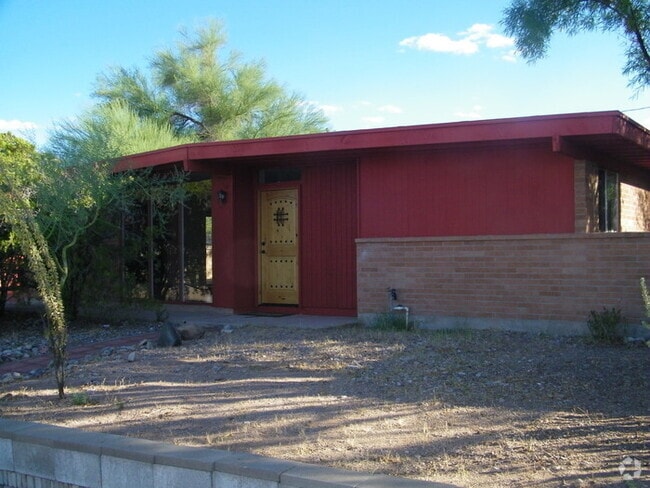 Building Photo - 3 Bed, 2 Bath Tucson Rental with Carport &...