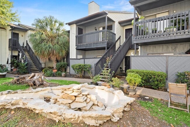 Photo - Richmond/Amanda west of Fondren, Classic, beautifully maintained, 2nd floor condominium offers 2 ...