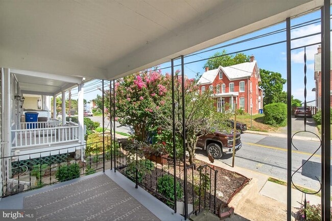Photo - 122 E 7th St