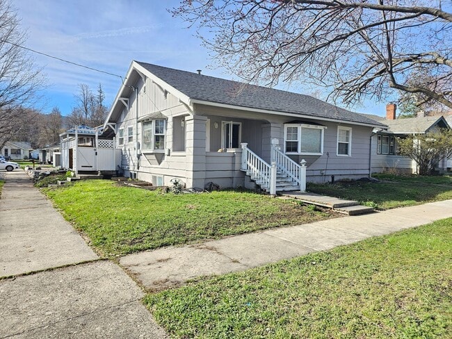 Building Photo - 1510 M Ave Unit Apt B