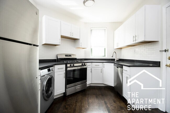 Building Photo - 3845 N Greenview Ave