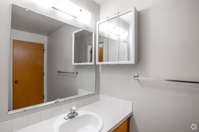 1BR, 1BA - 588SF