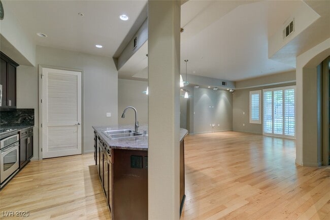 Building Photo - 56 E Serene Ave Unit 124
