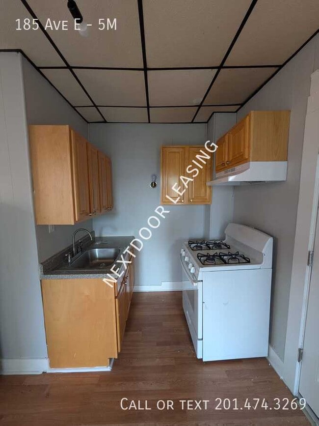 Building Photo - 185 Ave E Unit 5M