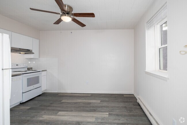 2BR, 1BA - 960SF - Eat-in Kitchen - Regency Apartments