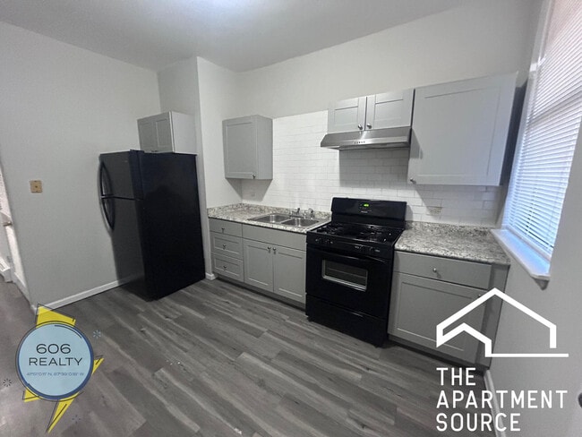 Building Photo - 5852 S King Dr Unit 2