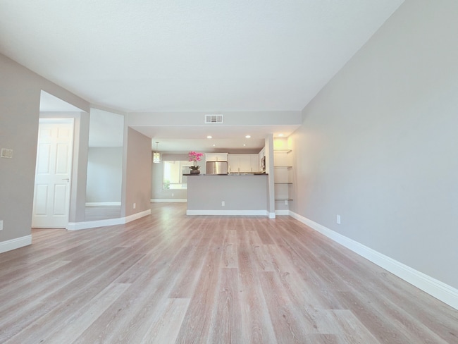 Building Photo - 1154 N Sycamore Ave Unit 7