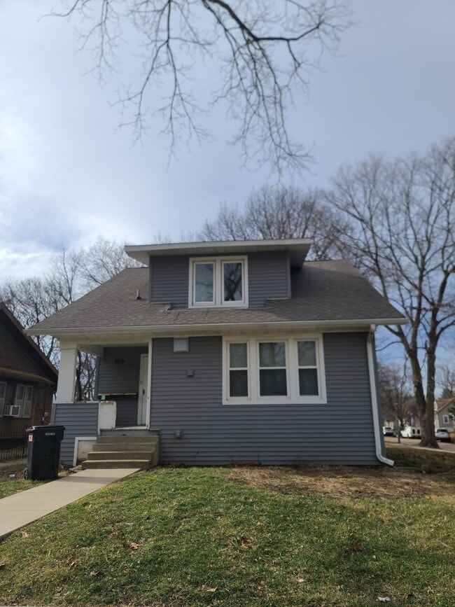 Building Photo - 709 N Busey Ave Unit 2