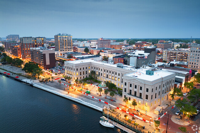 Building Photo - City Block Rental