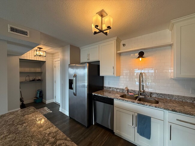 Photo - Modern 1 Bedroom Apartment With Stunning C...