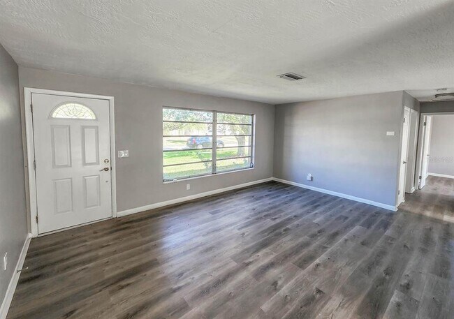 Photo - 995 Barclay Dr