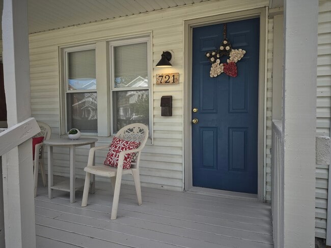 Front Porch - 721 Hanford St Rental