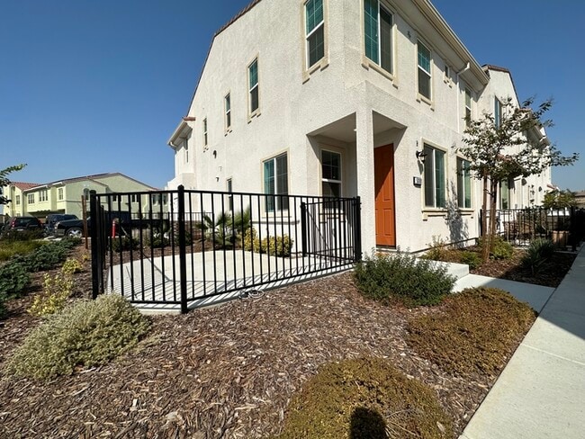 Photo - Gorgeous 3 Bedroom 2.5 Bathrooms Unit 53101