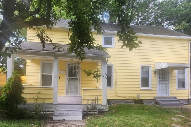 Building Photo - Renovated Private Home
