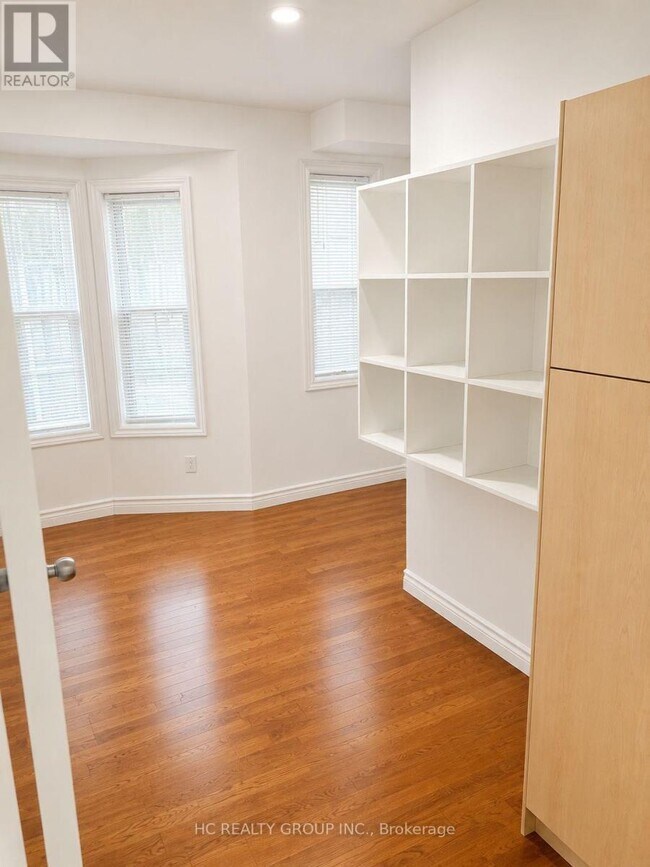 Photo - 562 Bathurst St