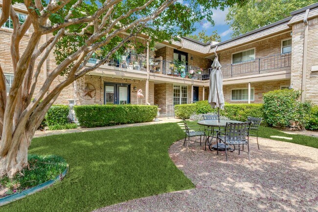 Building Photo - 7904 Royal Ln Unit 7904 Royal Lane #126 Rental
